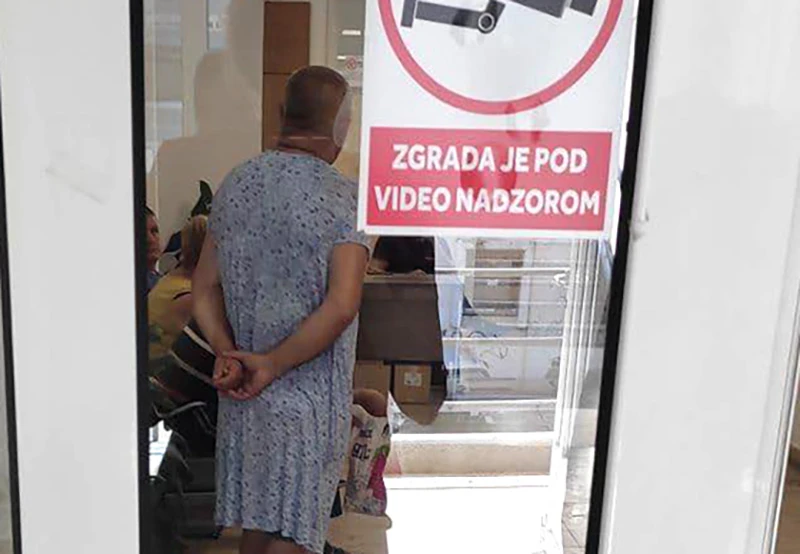 Vrhunsko snalaženje u Mostaru: Nisu mu dali u šorcu, pa se pojavio u haljini!