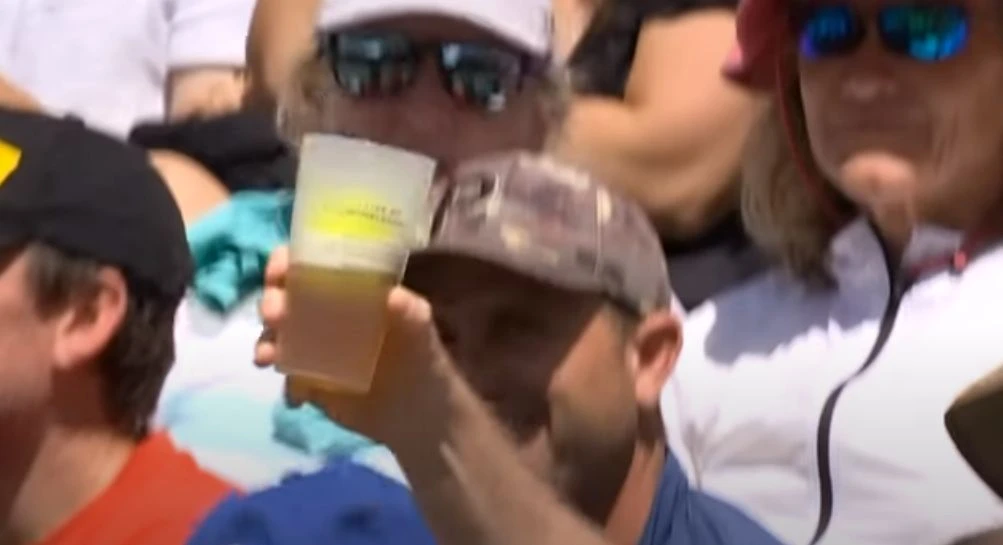 VIDEO I Samo na Wimbledonu loptica završi u čaši pive