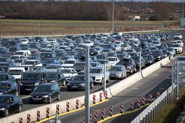 Veselje na granici - zaigrali kolo da 'skrate vrijeme'
