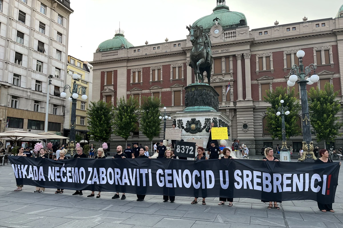 Beograd: Stajanje u crnini zbog Srebrenice