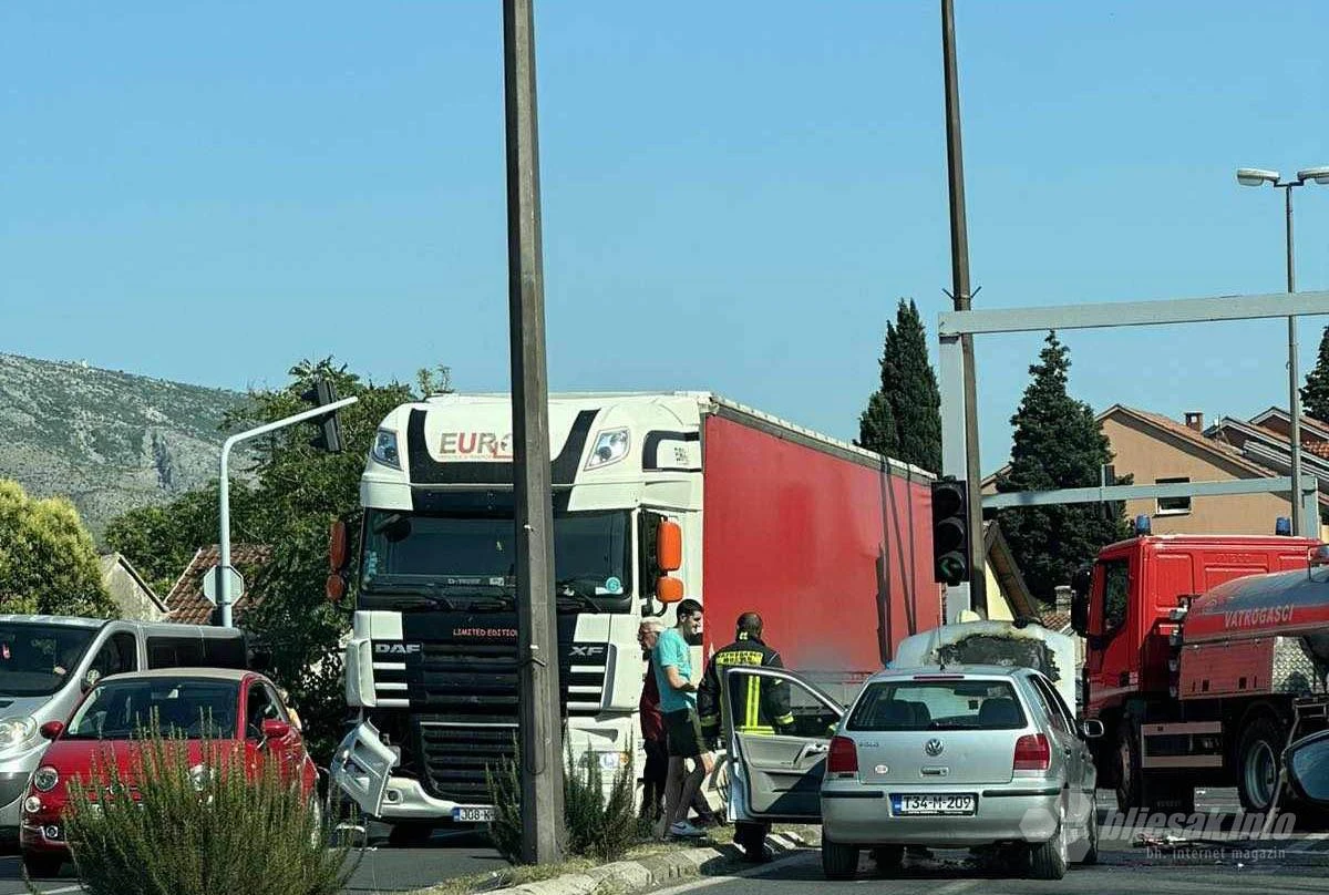 Prometna na mostarskom Bulevaru: Šleper udario u automobil