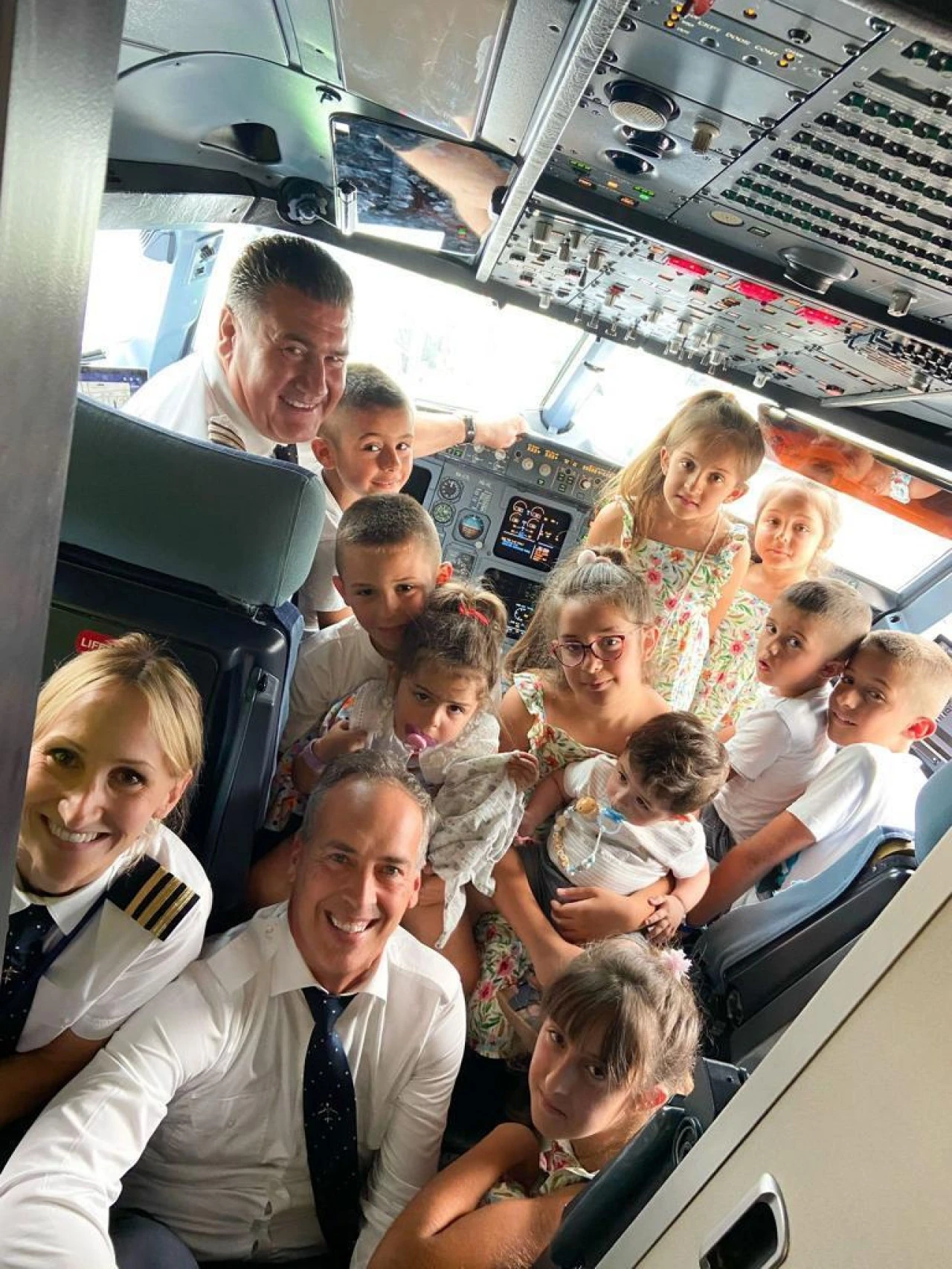 FOTO | Kada poželiš fotografiju s pilotom pa povedeš svu braću i sestre