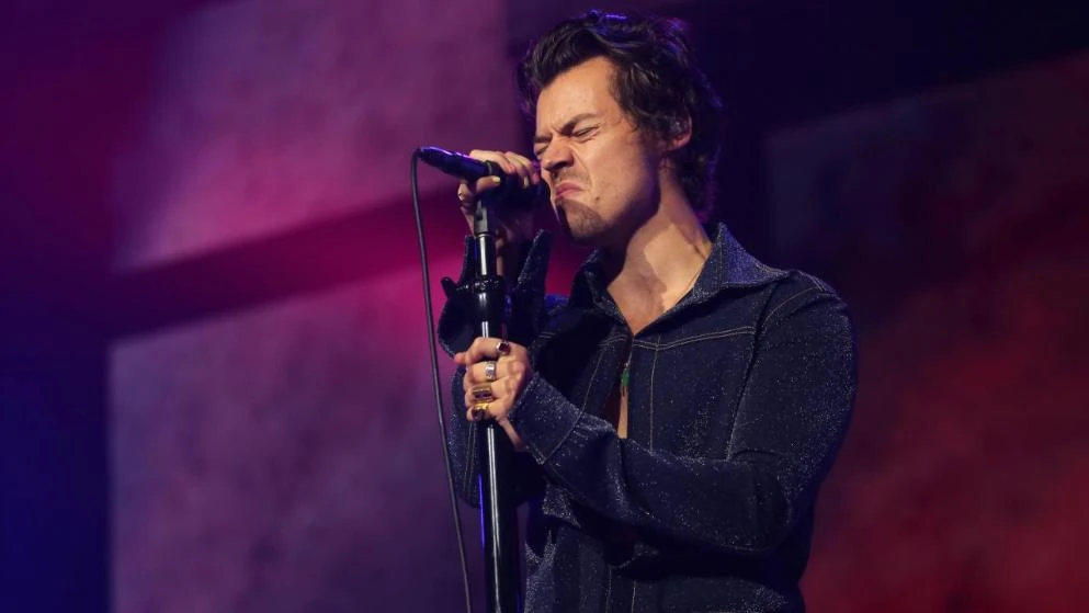 VIDEO | Harry Styles pogođen u lice tijekom nastupa u Beču, grčio se od boli