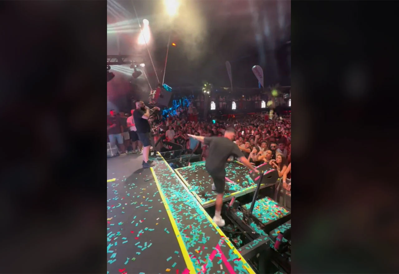 VIDEO | Jala Brat upao u rupu na pozornici, kolege mu potrčale u pomoć