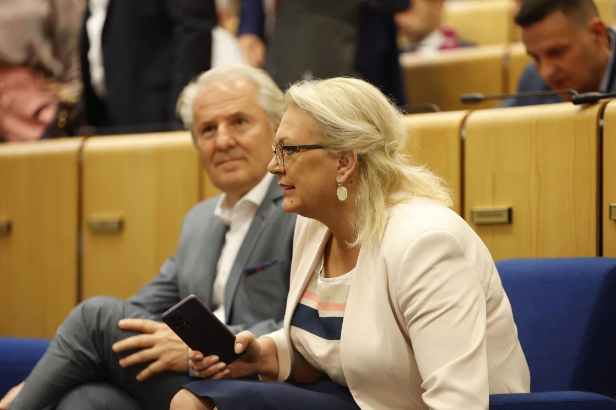 Prekinuta redovna, opet najavljena izvanredna sjednica