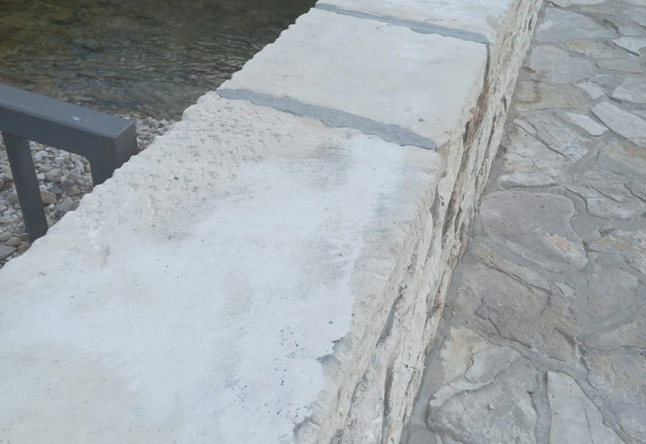 Mostar: Vandali se "dozvali pameti" i izbrisali svoje "umjetnine" s Kamenog mosta