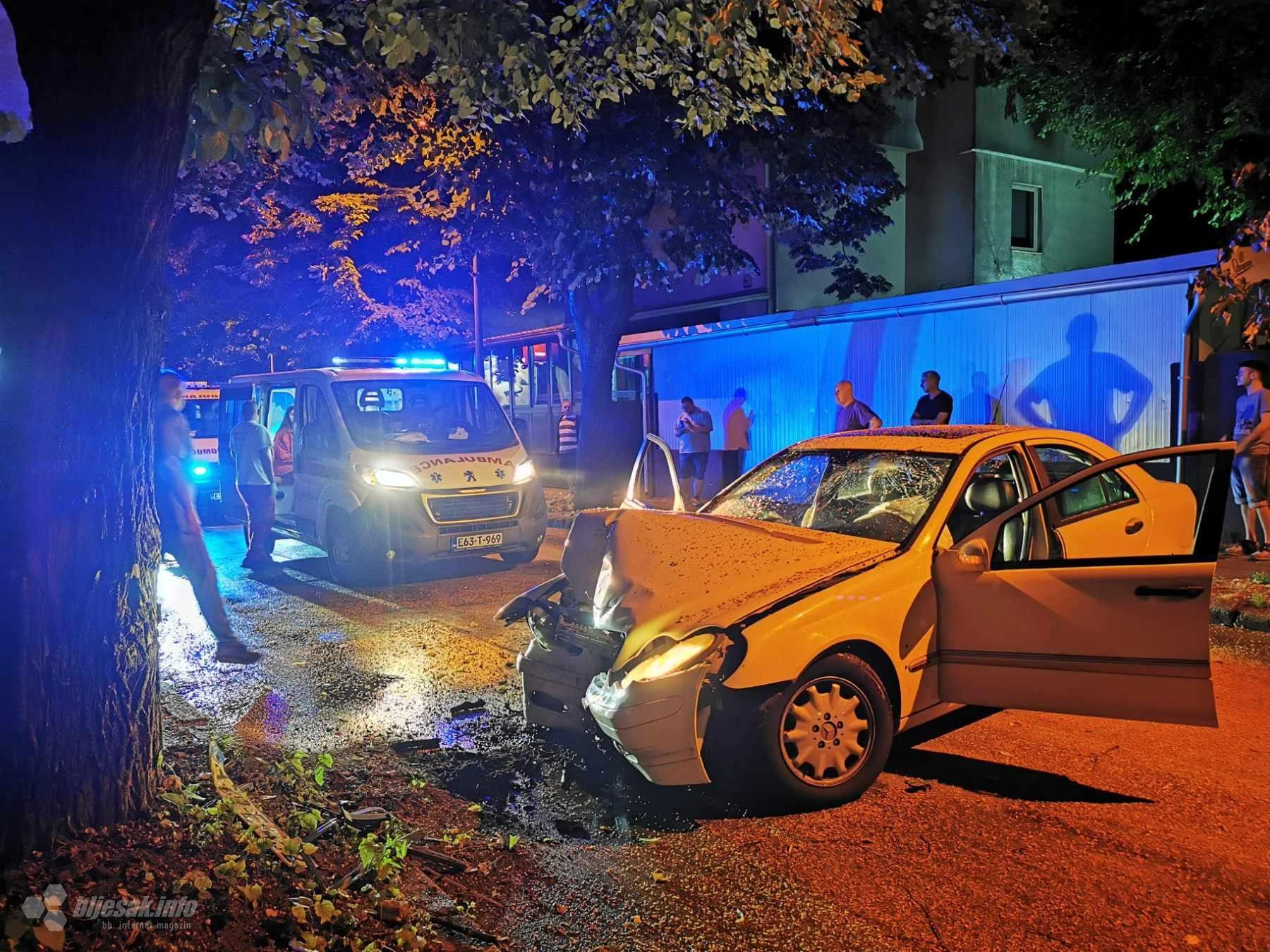 Mostar: Zabio se u drvo, ima ozlijeđenih