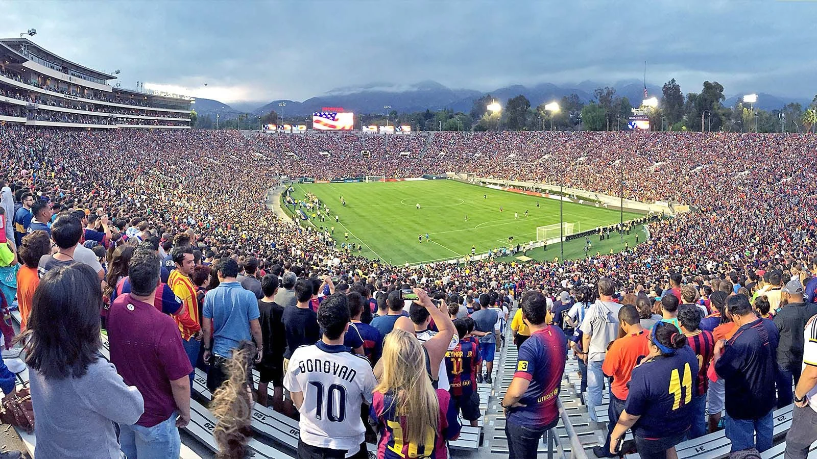 VIDEO I El Trafico oborio rekord na Rose Bowl stadionu 
