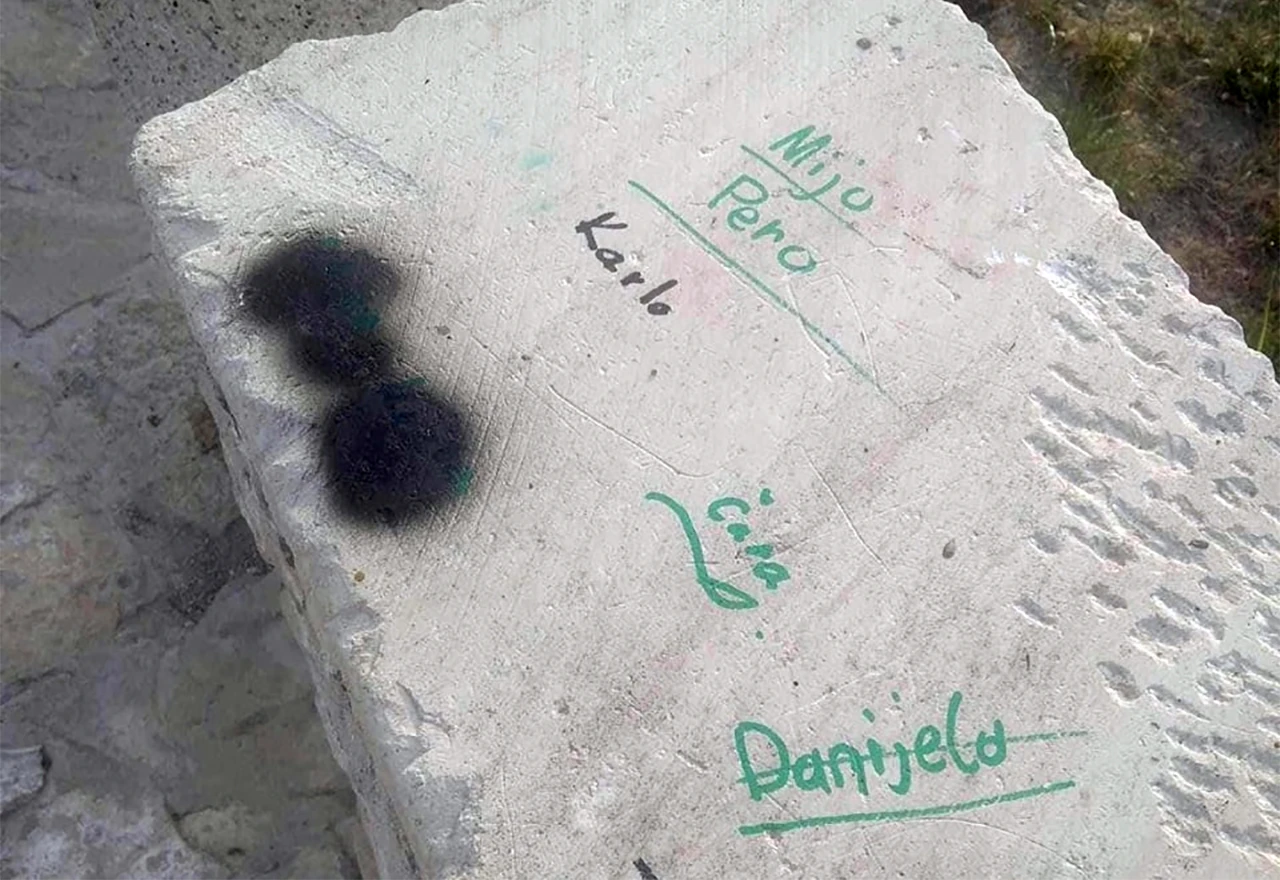 FOTO | Vandali oštetili najstariji kameni most u Mostaru