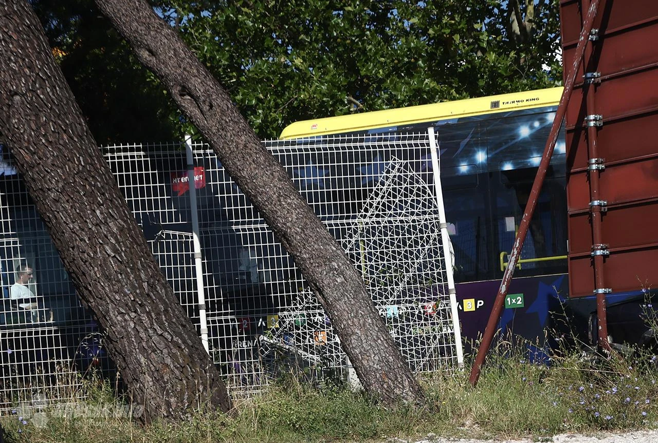 MOSTAR| Autobus proletio kroz zaštitnu ogradu tržnog centra
