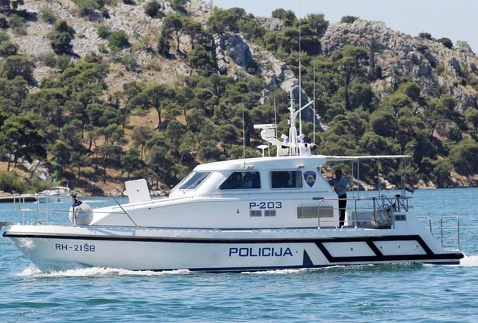 Slovenci se jahtom nasukali na stjenovitu obalu otoka Krka