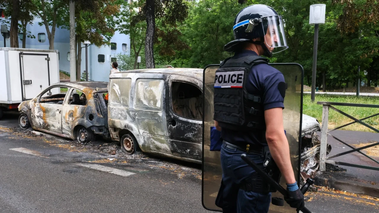 Francuska: Zapaljen auto gradonačelnika, ozlijeđeni žena i dijete