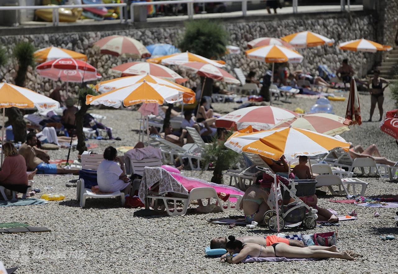 Turistička sezona u Neumu u punom zamahu, gosti i iz Hrvatske