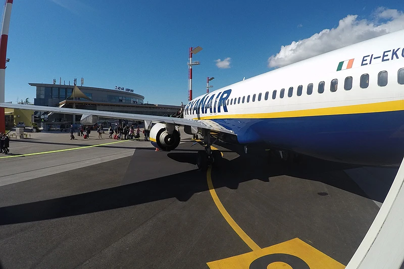VIDEO | Uhićen je mladić koji je na letu iz Zadra pokušao otvoriti vrata aviona