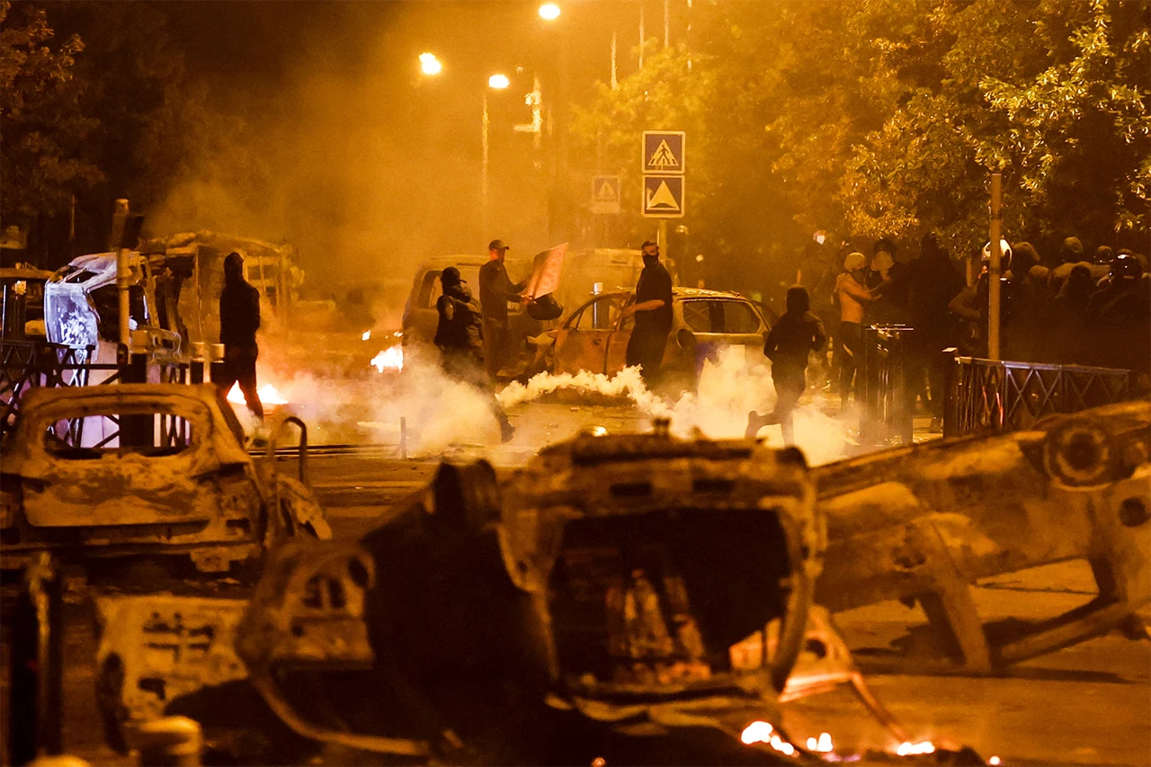 Uhićeno 667 ljudi u neredima zbog policijskog ubojstva tinejdžera u predgrađu Pariza