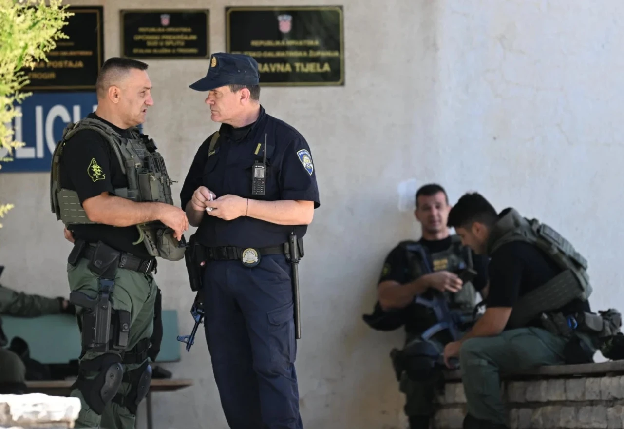 Duge cijevi i dalje na ulicama Trogira, suprugu i djecu čuva policija