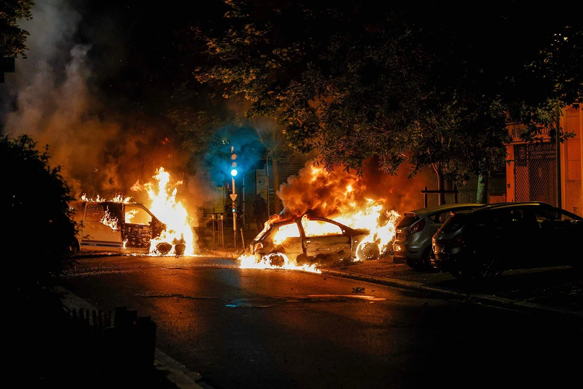 Neredi diljem zemlje nakon što je policija ubila tinejdžera