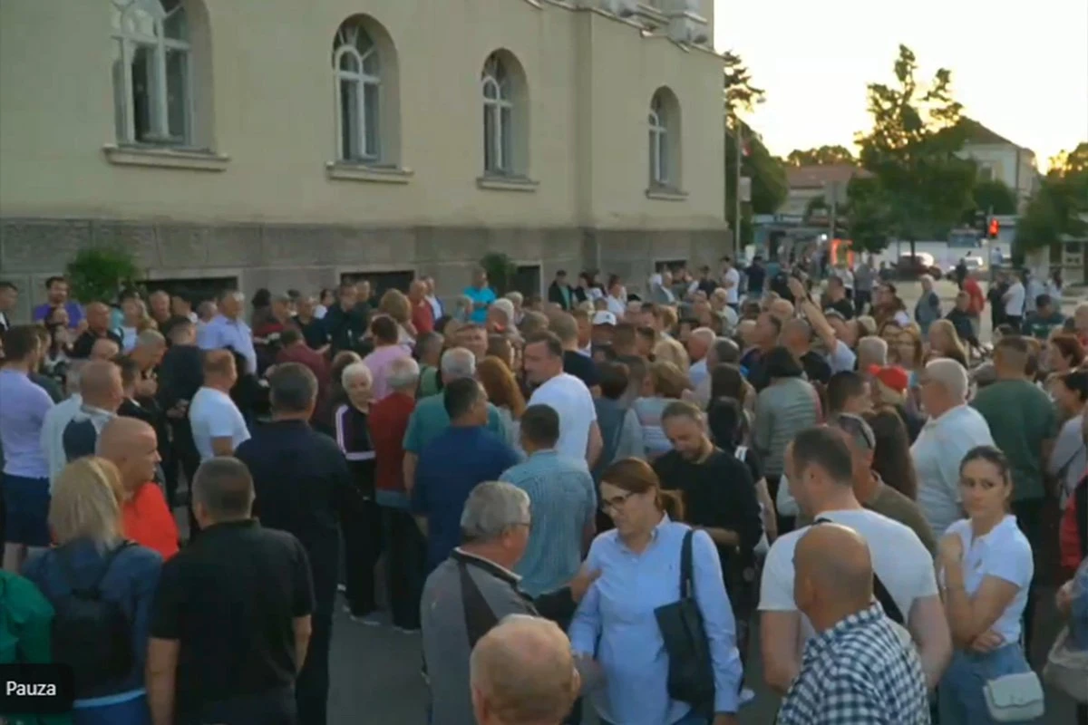 Kaos u Banja Luci - Fotelja predsjednika Skupštine na ulici