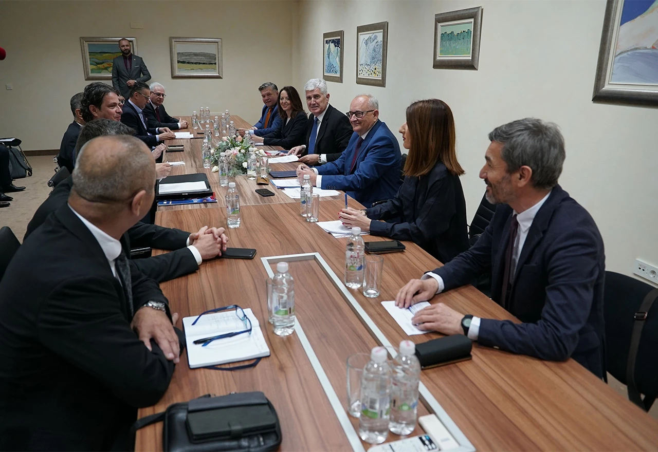 HNS BiH: Pozivamo na žurni nastavak dijaloga domaćih lidera i ispunjavanje 14 ključnih prioriteta