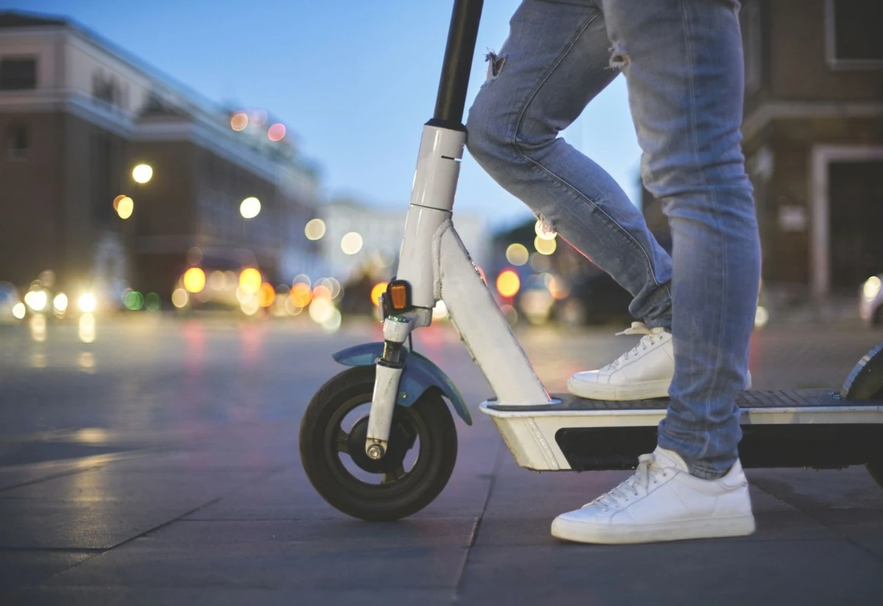 Mostarci osumnjičeni za krađu električnog romobila