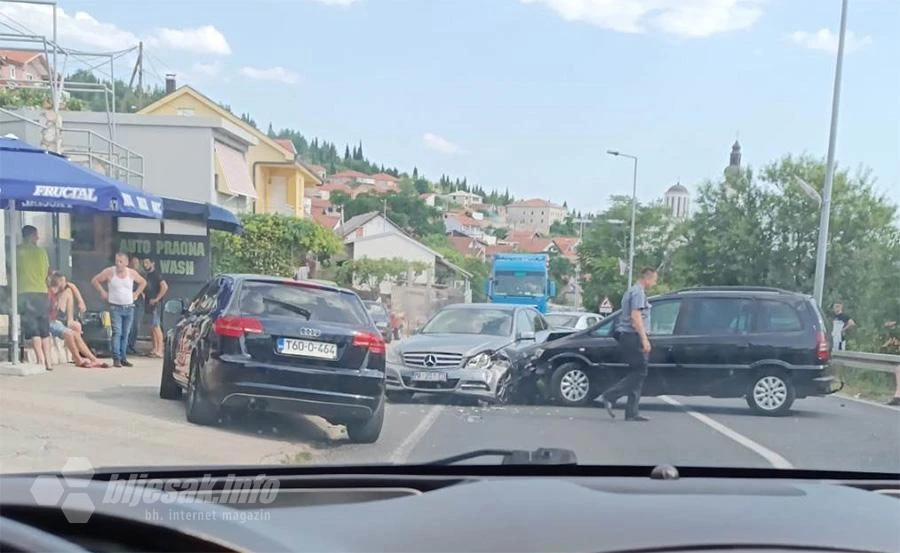 Sudar tri automobila u Mostaru