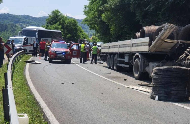 Težak sudar kod Maglaja: Jedna osoba poginula, više ozlijeđenih