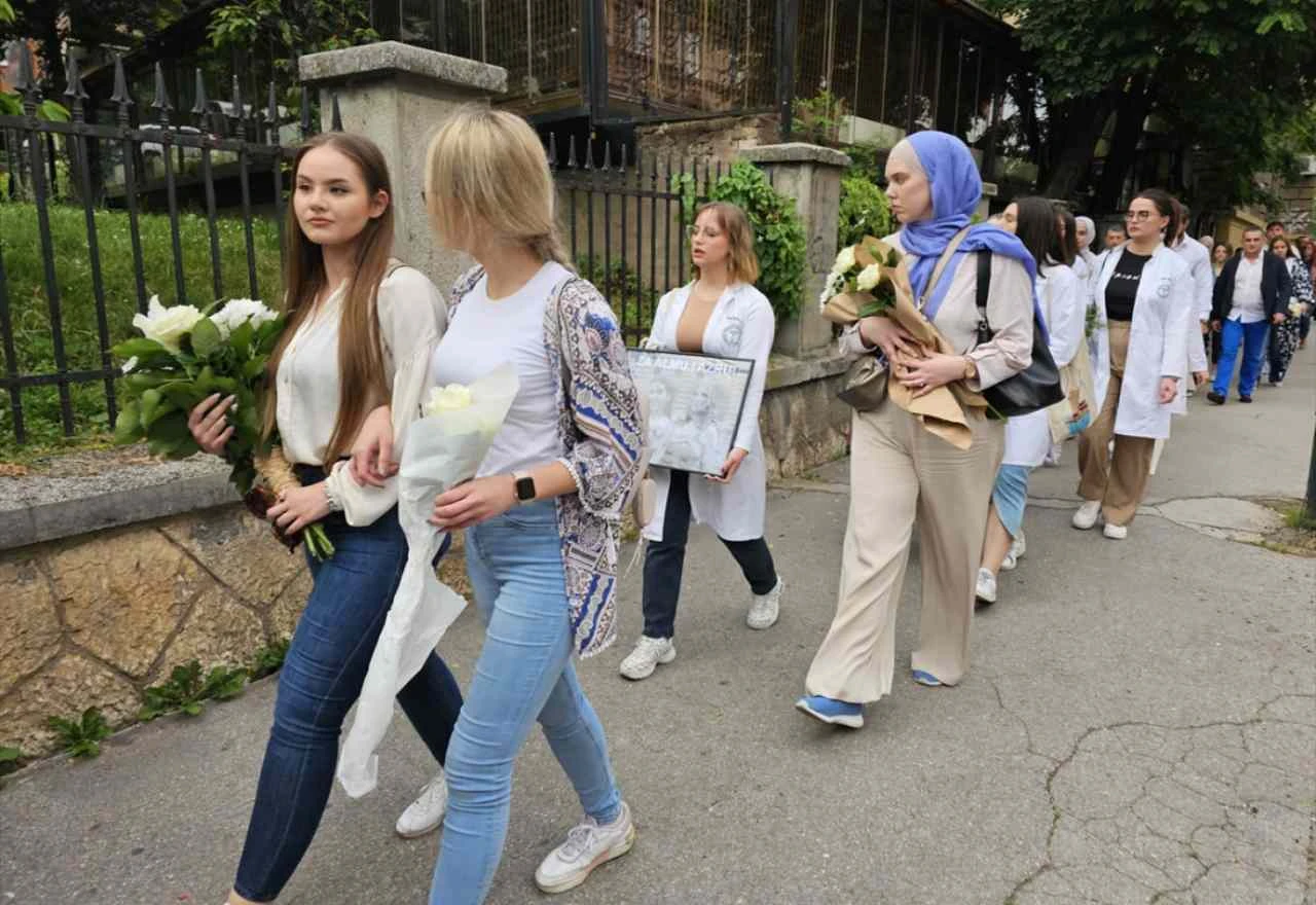 Građani šetali za Almu i Azru: "Nećemo dopustiti da budu zaboravljene"