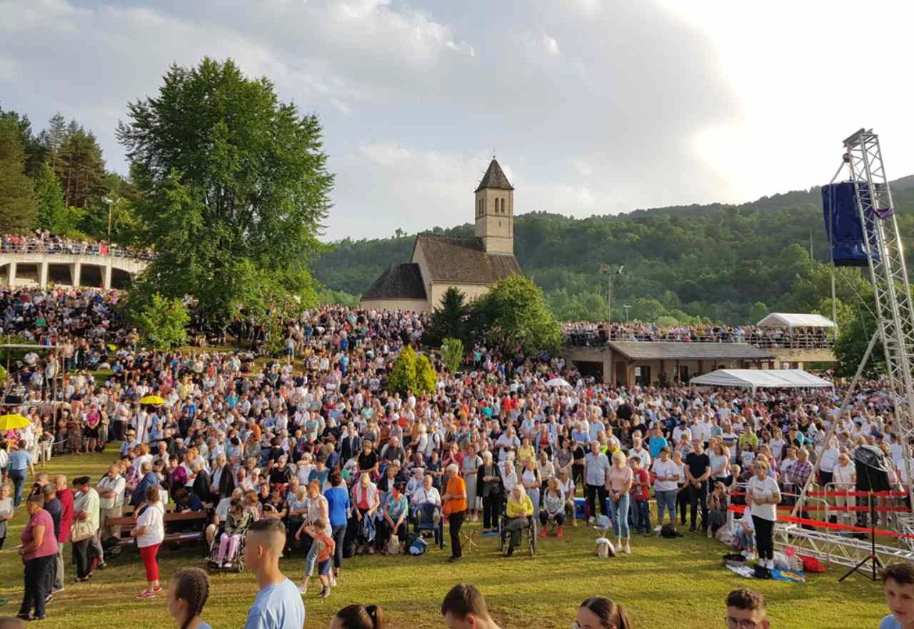 Blagdan je svetog Ivana Krstitelja, rijeke vjernika slijevaju se u Podmilačje