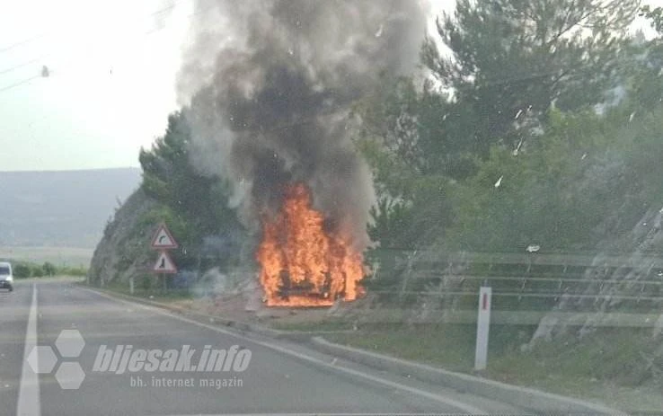 Mostar - Široki Brijeg: Gorio automobil