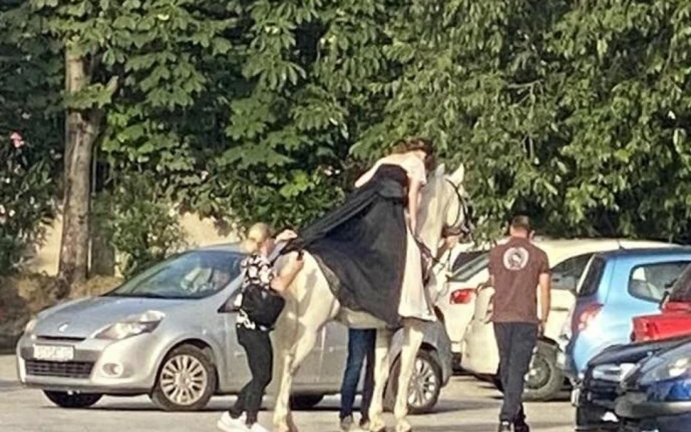 ''I'm like a princess''  - Došla na maturalnu večer na konju!