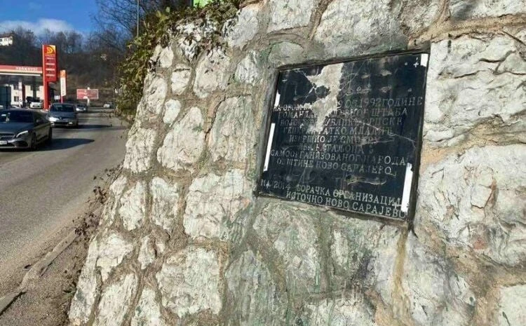 Pred sudom jer su oštetili ploču Ratku Mladiću