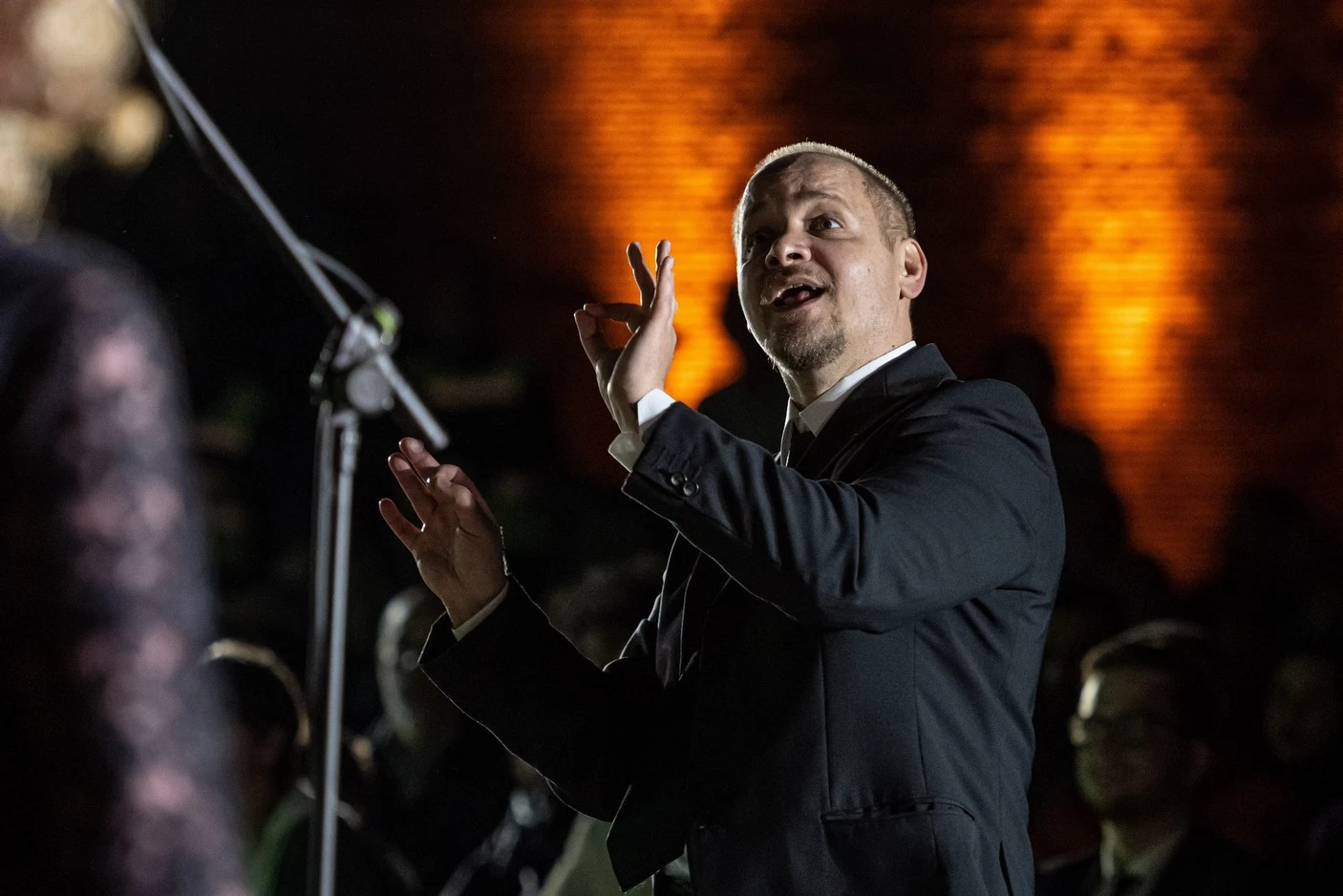 U prelijepom ambijentu Bijele tabije izveden spektakularni koncert zbora Opere NPS 