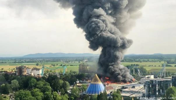 VIDEO: Evakuirano 25.000 ljudi: Požar u najvećem njemačkom zabavnom parku
