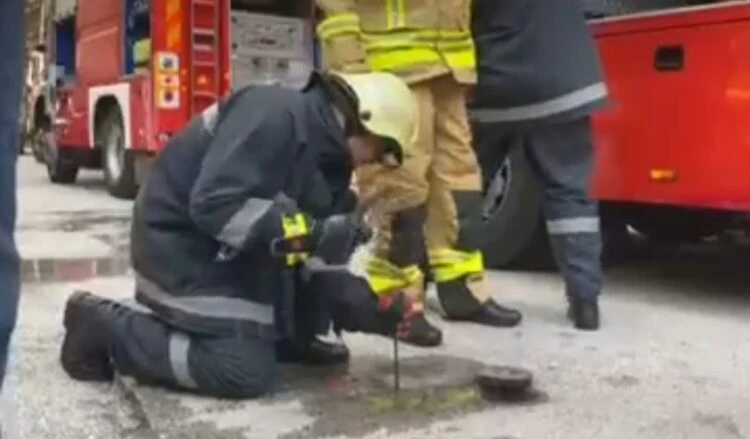 VIDEO: Sarajevski vatrogasci pokušavaju otvoriti hidrant