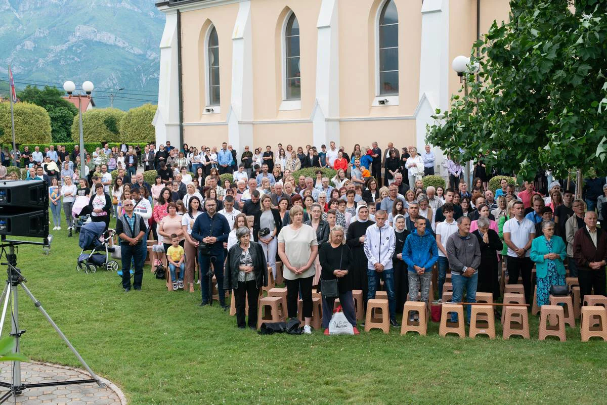 Više stotina vjernika u dvorištu župne crkve u Bijelom Polju na Srce Isusovo