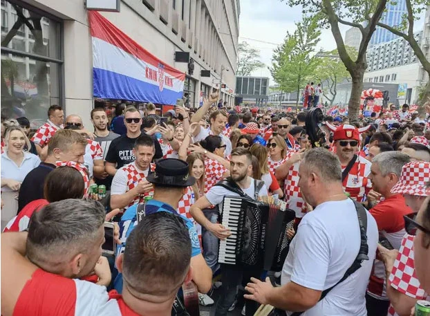 Širokobriješki Dukati s tamburicom i harmonikom oduševili navijače u Rotterdamu