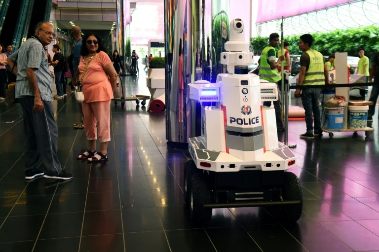 Aerodrom u Singapuru čuvaju roboti policajci