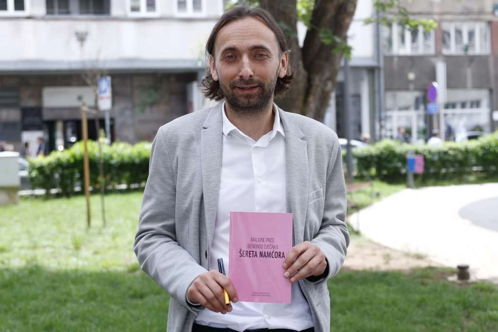 Knjiga u kojoj dominiraju crni humor, ironija, sarkazam