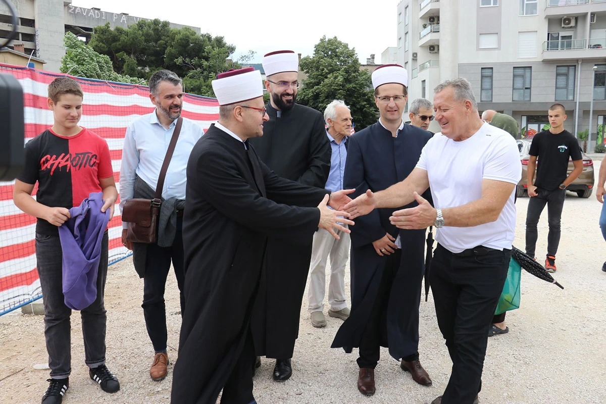 Novi prosvjed ispred HNK Mostar; gradonačelnik pozvao na smirivanje tenzija