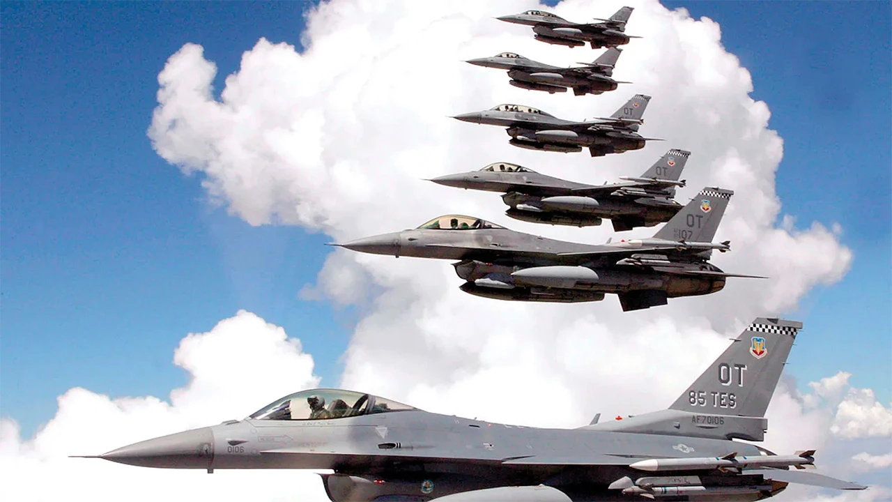 Ukrajina planira obučiti 'nekoliko desetaka' borbenih pilota za F-16