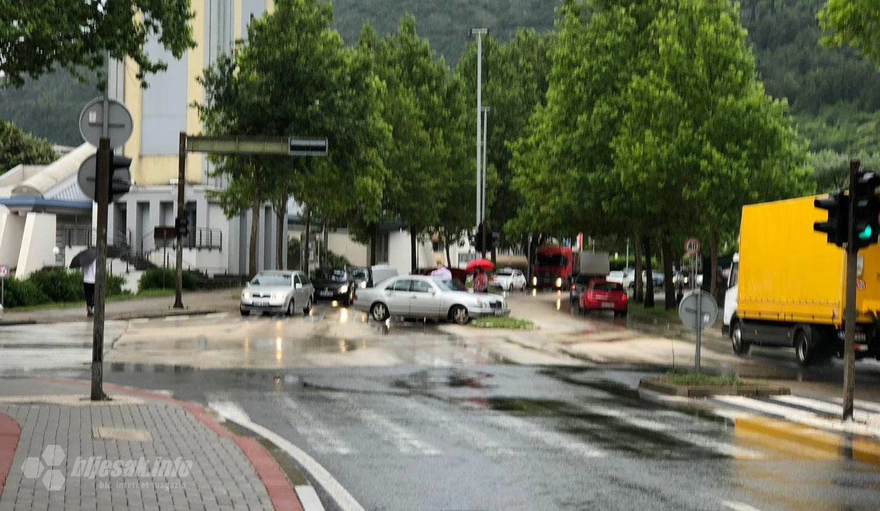 Prometna kod mostarske katedrale