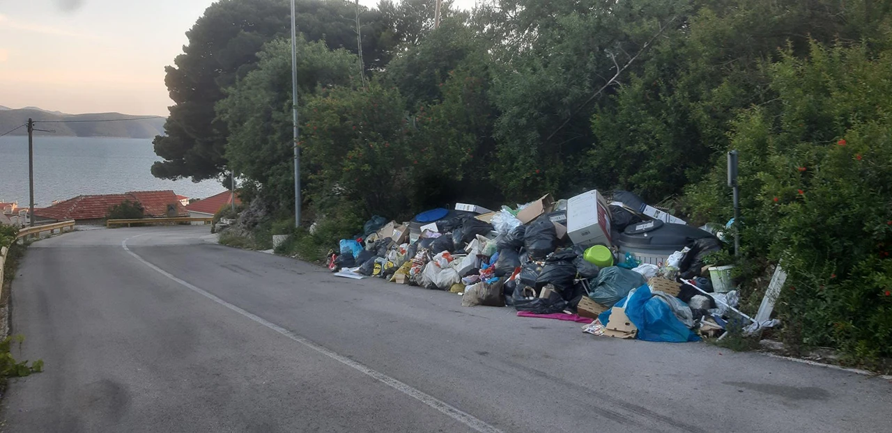 Sezona na Jadranu odavno počela, a pogledajte kako dočekuju turiste u poznatom ljetovalištu