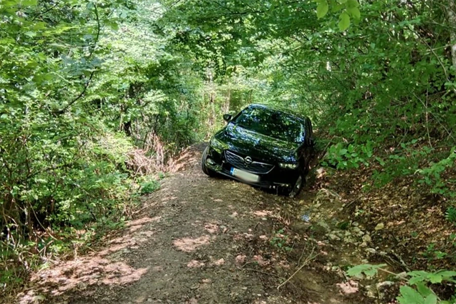 Automobilom zaglavio na starom putu ispod Sovićkih vrata