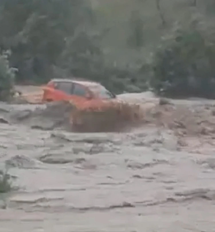 U Sapni kritično: Voda prodrla u stambene objekte, bujica nosi automobil