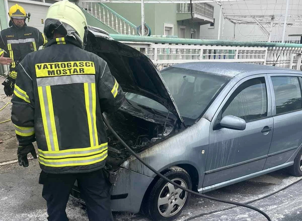 Mostar: Automobil se zapalio u vožnji