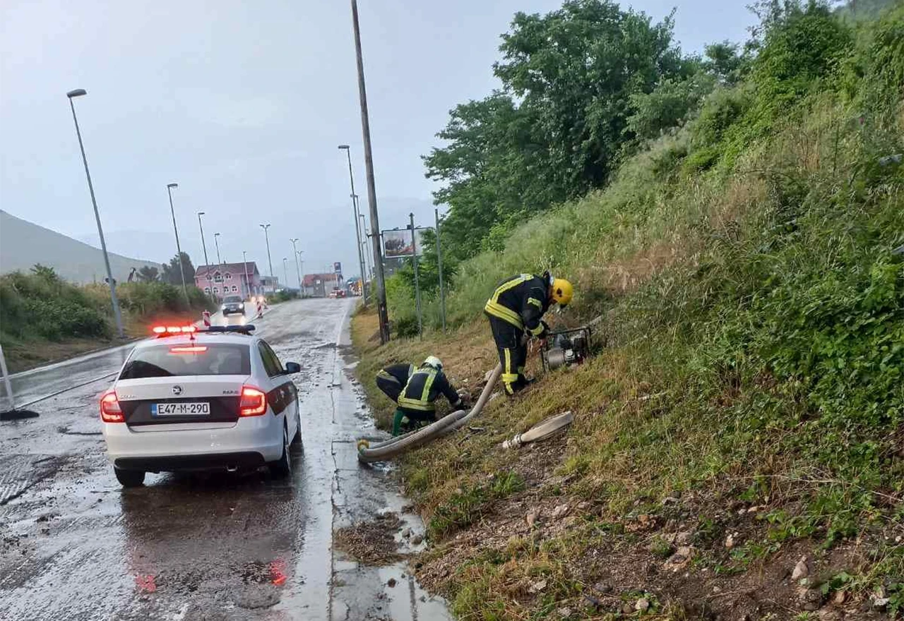 FOTO | Padaline opet izazvale probleme u Mostaru