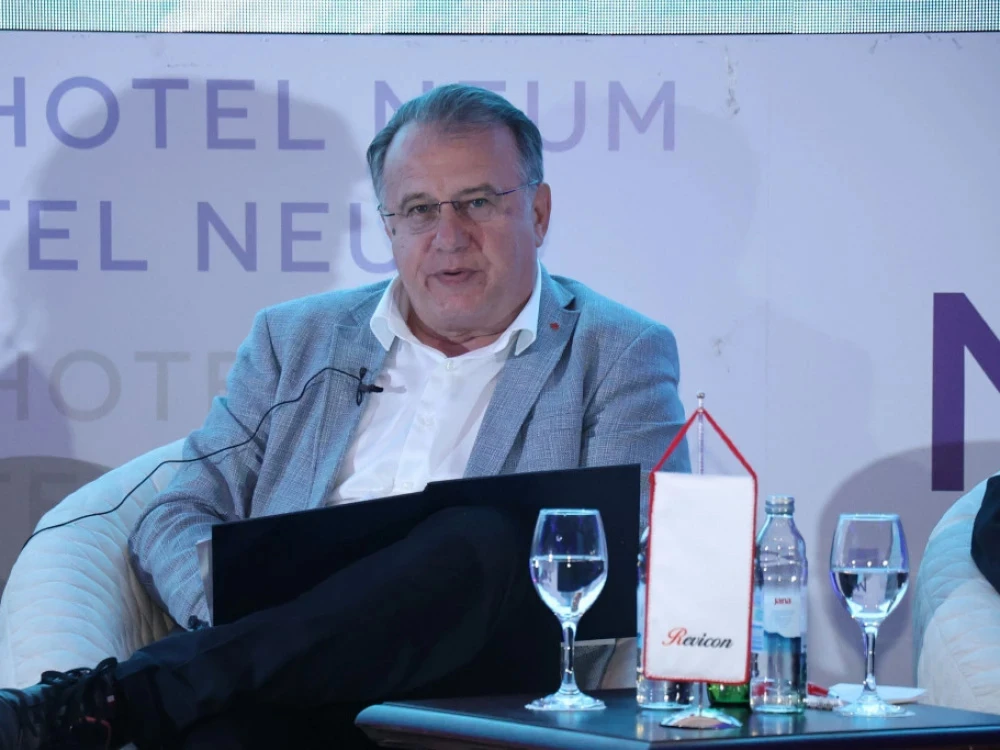 Nikšić: Treba smanjiti plaće izabranim dužnosnicima
