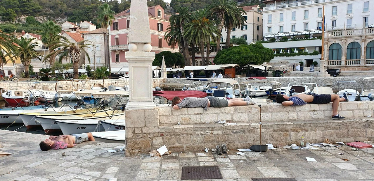 Pijani turisti izmetom uništili trg na Hvaru, pa se golih stražnjica izležavali na Rivi!