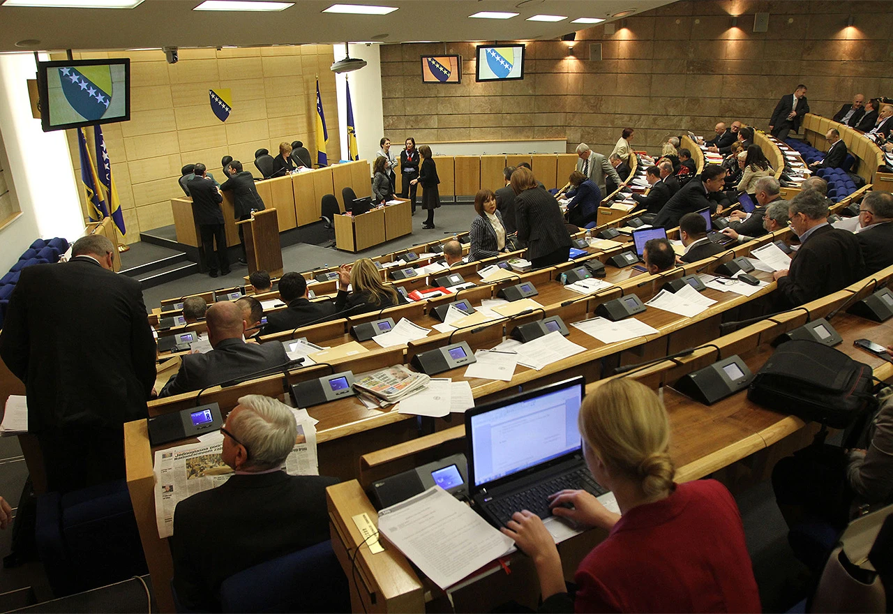 Plaća ide, nema veze što se ne radi: Zašto već duže vrijeme ne zasjeda Parlament FBiH?