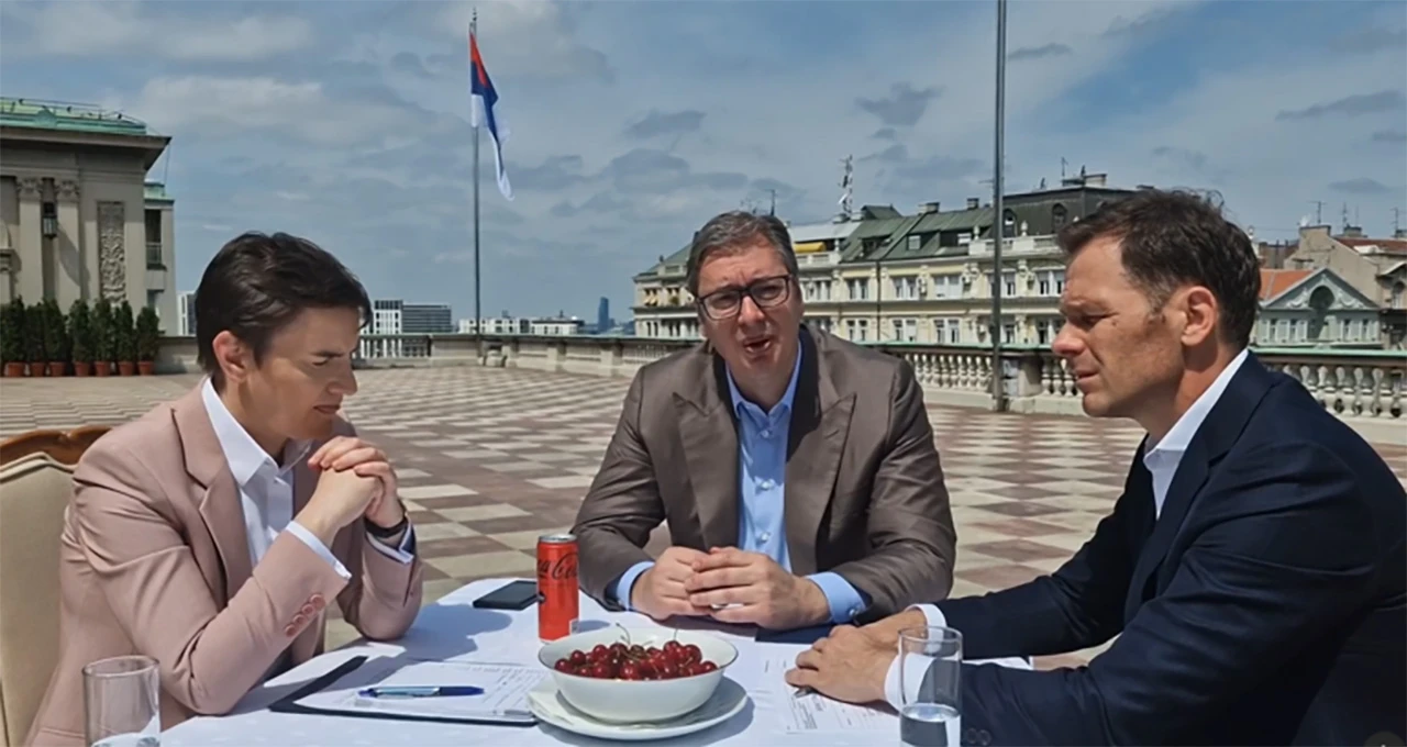 Vučić sa zdjelom višanja - novi hit na Twitteru